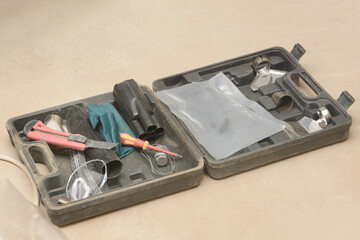 Set of tools for the installation of a heat-shrinkable cable end sleeve