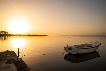 Sonnenuntergang am Meer mit Boot