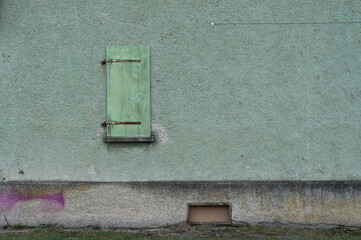 Alte grüne Hauswand mit Fensterladen