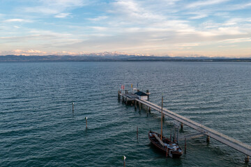 Wundersch&ouml;ne Drohnenaufnahmen der Bodenseelandschaft mit Blick von Immenstaad am Bodensee in die Schweiz