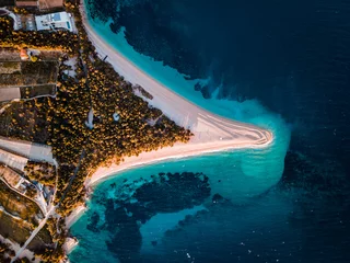 Foto op Plexiglas Gouden Hoorn strand, Brac, Kroatië Beroemdste strand van Europa: Zlatni rat-strand in Bol, eiland Brac, Kroatië