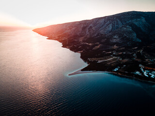 Strand Zlatni rat in Bol bei Sonnenuntergang, Insel Brac, Kroatien