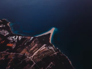 Crédence de cuisine en verre imprimé Plage de la Corne d'Or, Brac, Croatie Très haut au-dessus de la plage de Zlatni rat à Bol, île de Brac, Croatie. Vue d& 39 hélicoptère.