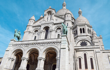 Fototapeta na wymiar Majestuosa basílica del sagrado corazón en Paris de estilo neobizantino siglo XIX, Francia