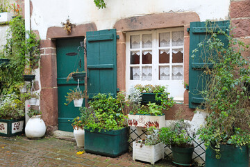 Fototapeta na wymiar fachada de casa puerta y ventanas verdes en saint-jean-pied-de-port donibane garazi calle pueblo vasco francés francia 4M0A9235-as22