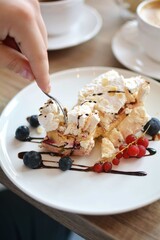 Kawałek ciasta z bezą i owocami 