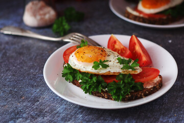 Sandwiches with fried eggs and tomatoes