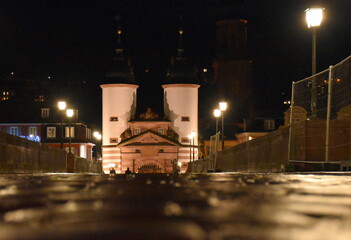 Tor auf der alten Brücke in Heidelberg bei Nacht © christiane65