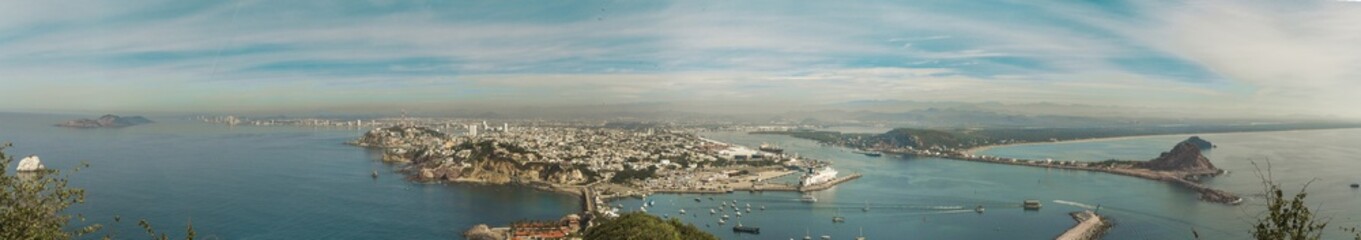 Foto panorámica del puerto de Mazatlán desde el faro en México. 