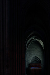 Luz sobre el piano, en una oscura iglesia medieval.