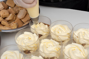 step by step preparation of sweet dessert with vanilla cream and cookies with cinnamon and red berries,