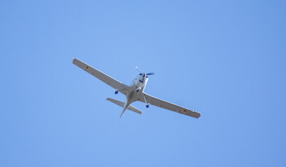 White plane takes off from the airport against the backdrop of a clear sky during the day