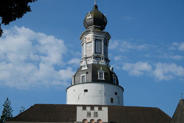 Fototapeta na wymiar FU 2020-08-13 Fries T4 238 Kuppel an einem Turm