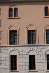 Fototapeta na wymiar FU 2020-08-13 Fries T4 258 Altes Gebäude mit Fenstern und Bögen
