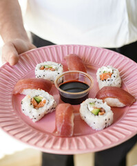 Plato con piezas variadas de sushi.

