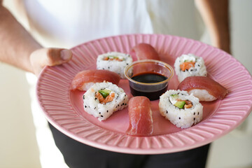 Plato con piezas variadas de sushi.

