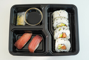 Una bandeja con piezas variadas de sushi. Rollo California.
