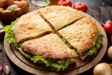Naklejka premium Beirute arave pizza calzone salada queijo derretendo