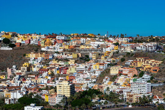 SAN SEBASTIAN, LA GOMERA, Kanarische Inseln: Insel-Hauptstadt mit bunten Häusern am Hang