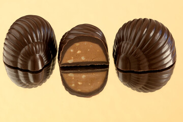 chocolats pralinés forme escargot en gros plan