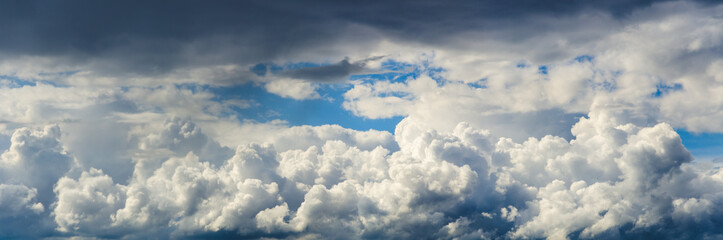 Obraz premium Panorama of blue sky with white cumulus clouds