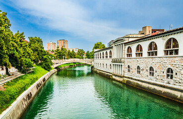 Fototapeta na wymiar The river Ljubljanica in Ljubljana, Slovenia with traditional architecture