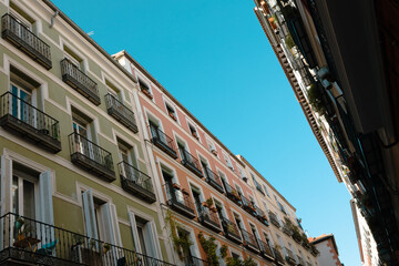 Fototapeta na wymiar Casas coloridas no centro de Madri, Espanha