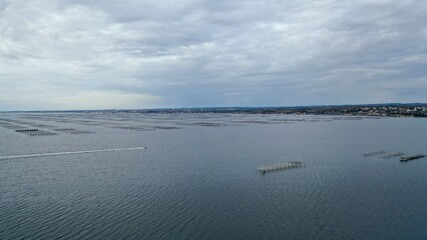 Survol de S&egrave;te, de l'&eacute;tang de Thau et des plages du Languedoc dans le sud de la France