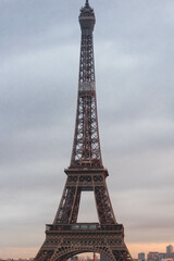 Fototapeta na wymiar Torre Eiffel al anochecer