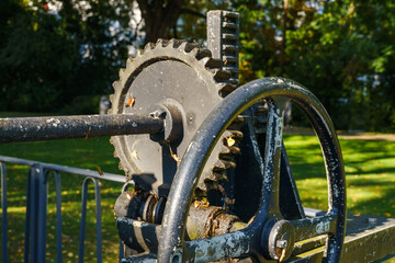 An old mechanism with cogwheels and a control wheel.