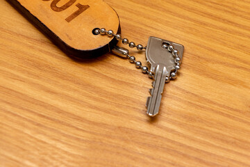 木の机の上に置かれた部屋の鍵