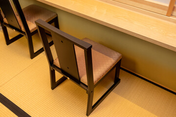 畳の上に置かれた和風のイス