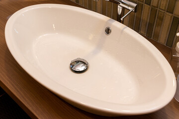 清潔感のある楕円形の白い洗面台