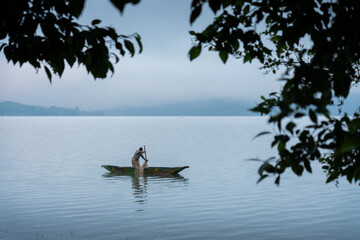 Pescador en lago