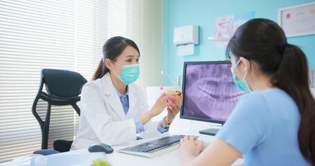 Obraz na płótnie Canvas woman at dental clinic