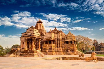 Fotobehang Bedehuis Devi Jagdambi-tempel, gewijd aan Parvati, westelijke tempels van Khajuraho, Madhya Pradesh, India. het is een UNESCO-werelderfgoed - populair bij toeristen over de hele wereld.