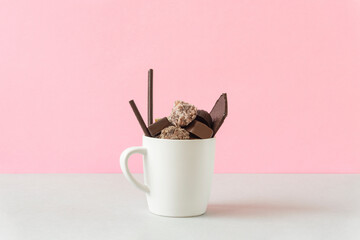 Chocolate sweets in a cup. Chocolate sweets, cafe, break, tea time, valentine, etc. コップに入ったチョコレート菓子。チョコレートスイーツ、カフェ、休憩、ティータイム、バレンタインなど