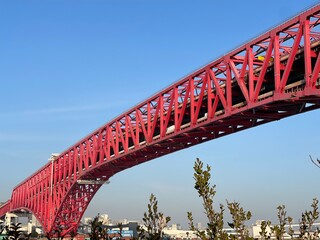bridge over the river thames
red bridge riverside 