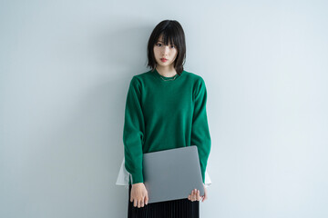 部屋でパソコンを使う女性