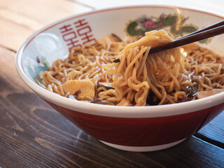 辛くて酸っぱいラーメン。担担麺や酸辣湯麺など。