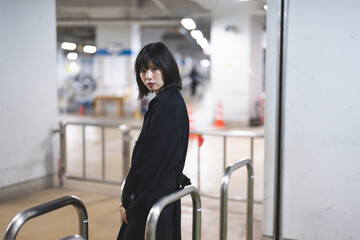 Fototapeta premium 冬の街を彷徨うクールな女性