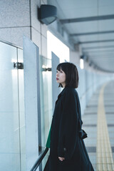 Obraz premium 冬の街を歩く女性