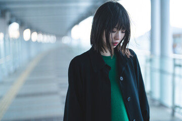 冬の街を歩く女性