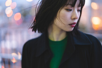冬の街を歩く女性