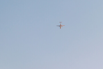 夕方の空を飛ぶ飛行機