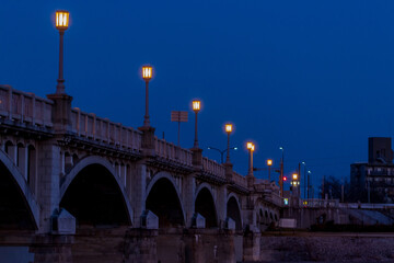兵庫県・街灯が点灯した夜の武庫大橋