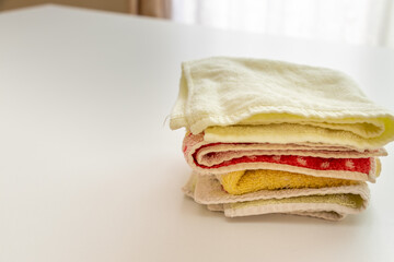 テーブルの上に積み重ねられたタオル