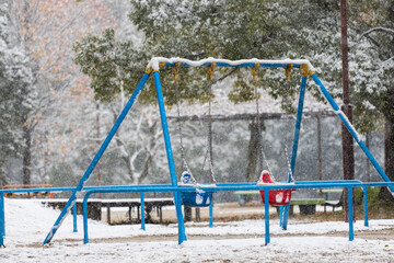 冬の公園の遊具施設と積雪の風景