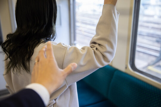 女性に触ろうとする男性の手　Molester