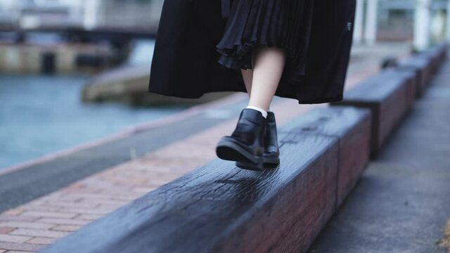 冬の街を歩く女性